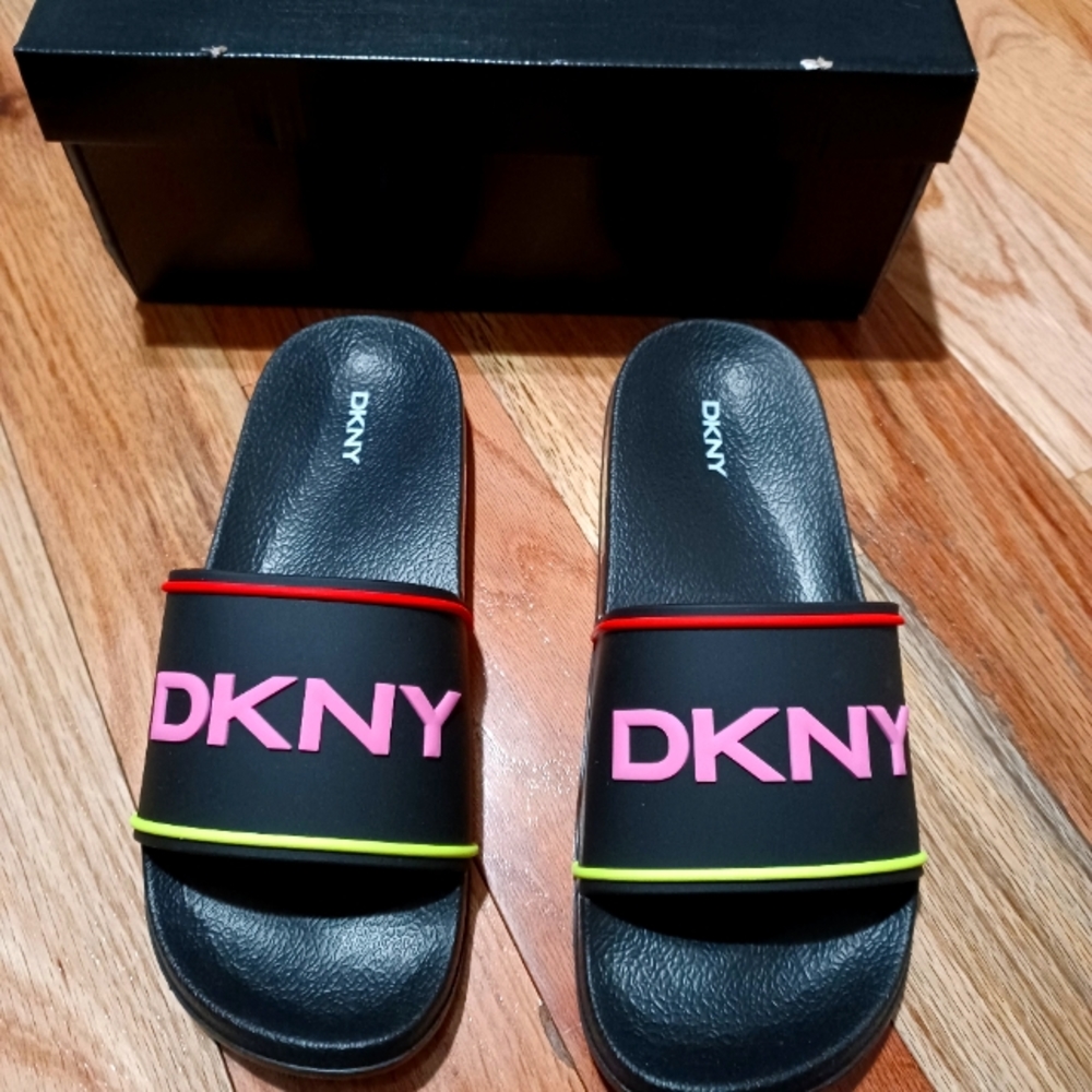 DKNY JOJO Multi Slides